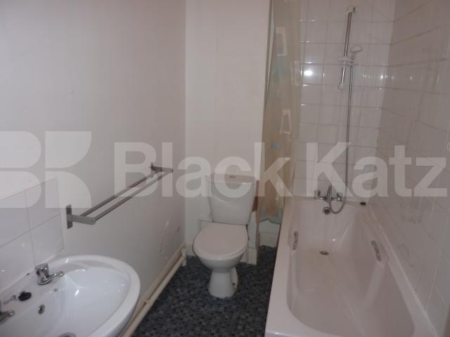 			HUGE ONE BED!, 1 Bedroom, 1 bath, 1 reception Flat			 St Augustines Road, CAMDEN SQUARE 